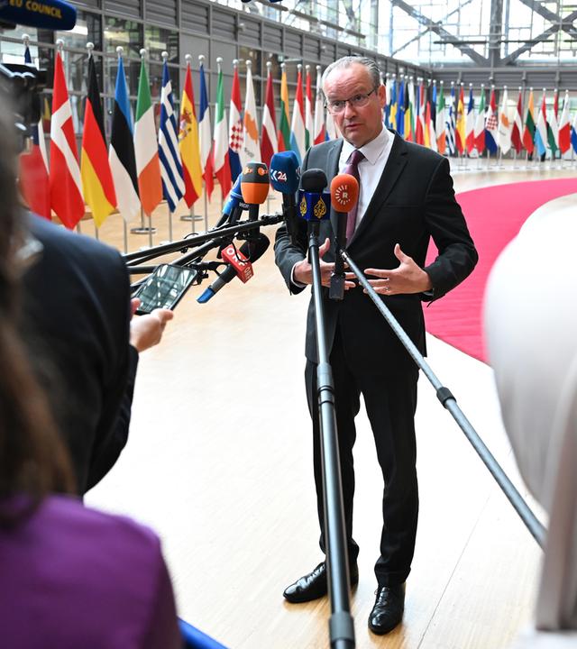 Belgien, Brüssel: Gunther Krichbaum, Staatsminister im Auswärtigen Amt, spricht zur Journalisten im Gebäude des European Council (Europäischer Rat).