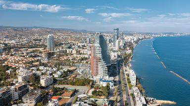 Stadtbild von Limassol, Zypern, mit modernen Wolkenkratzern, die sich entlang der Mittelmeerküste erheben.