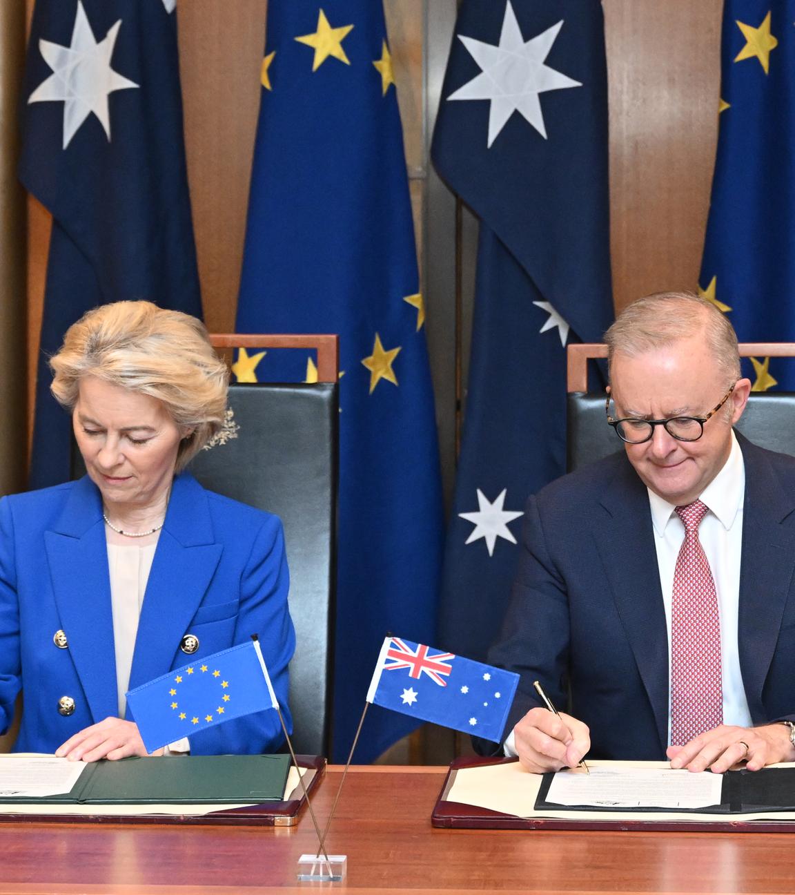 Ursula von der Leyen, Präsidentin der Europäischen Kommission, und der australische Premierminister Anthony Albanese unterzeichnen eine gemeinsame Erklärung während einer Zeremonie im Parlamentsgebäude.