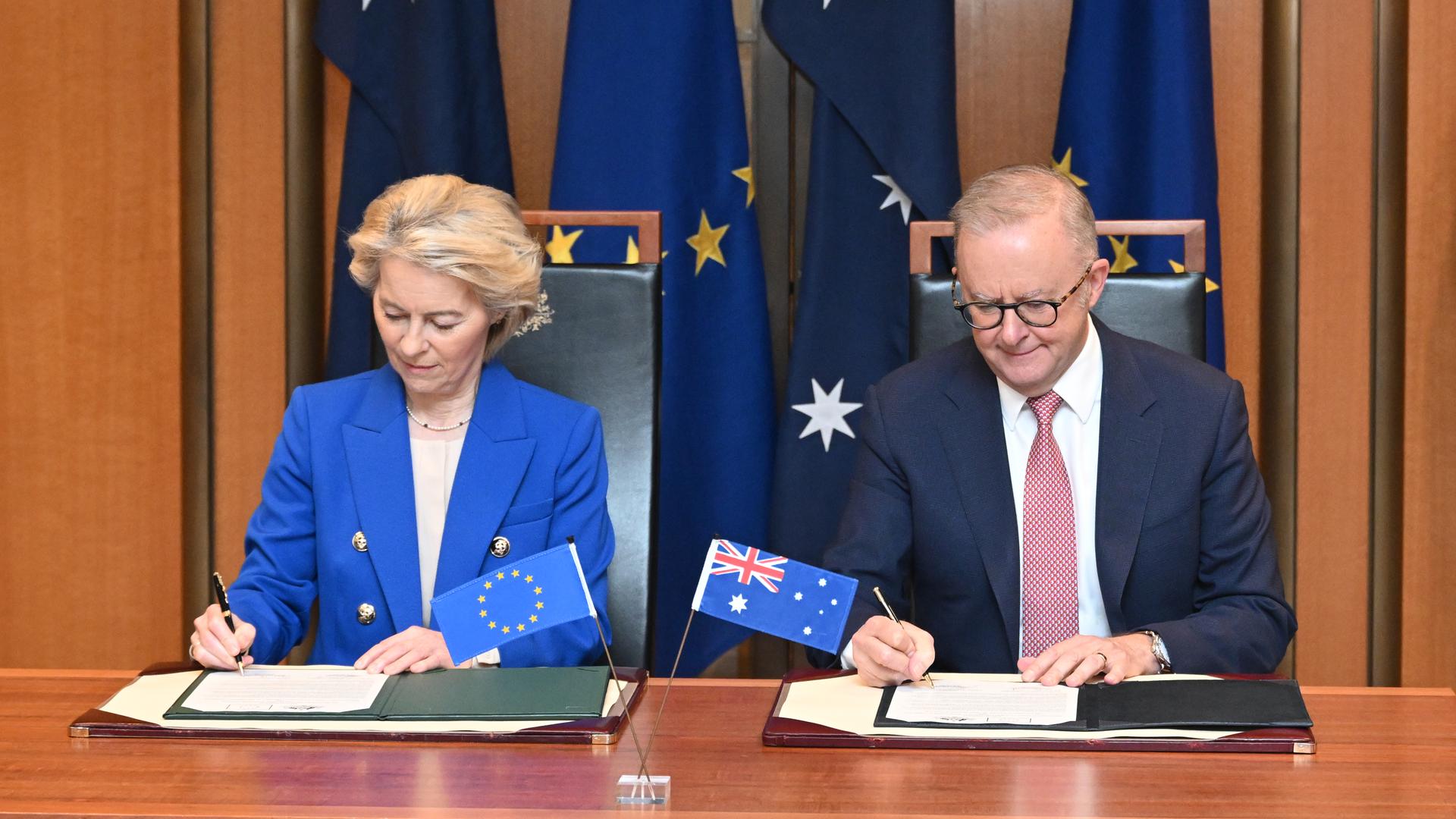Ursula von der Leyen, Präsidentin der Europäischen Kommission, und der australische Premierminister Anthony Albanese unterzeichnen eine gemeinsame Erklärung während einer Zeremonie im Parlamentsgebäude.
