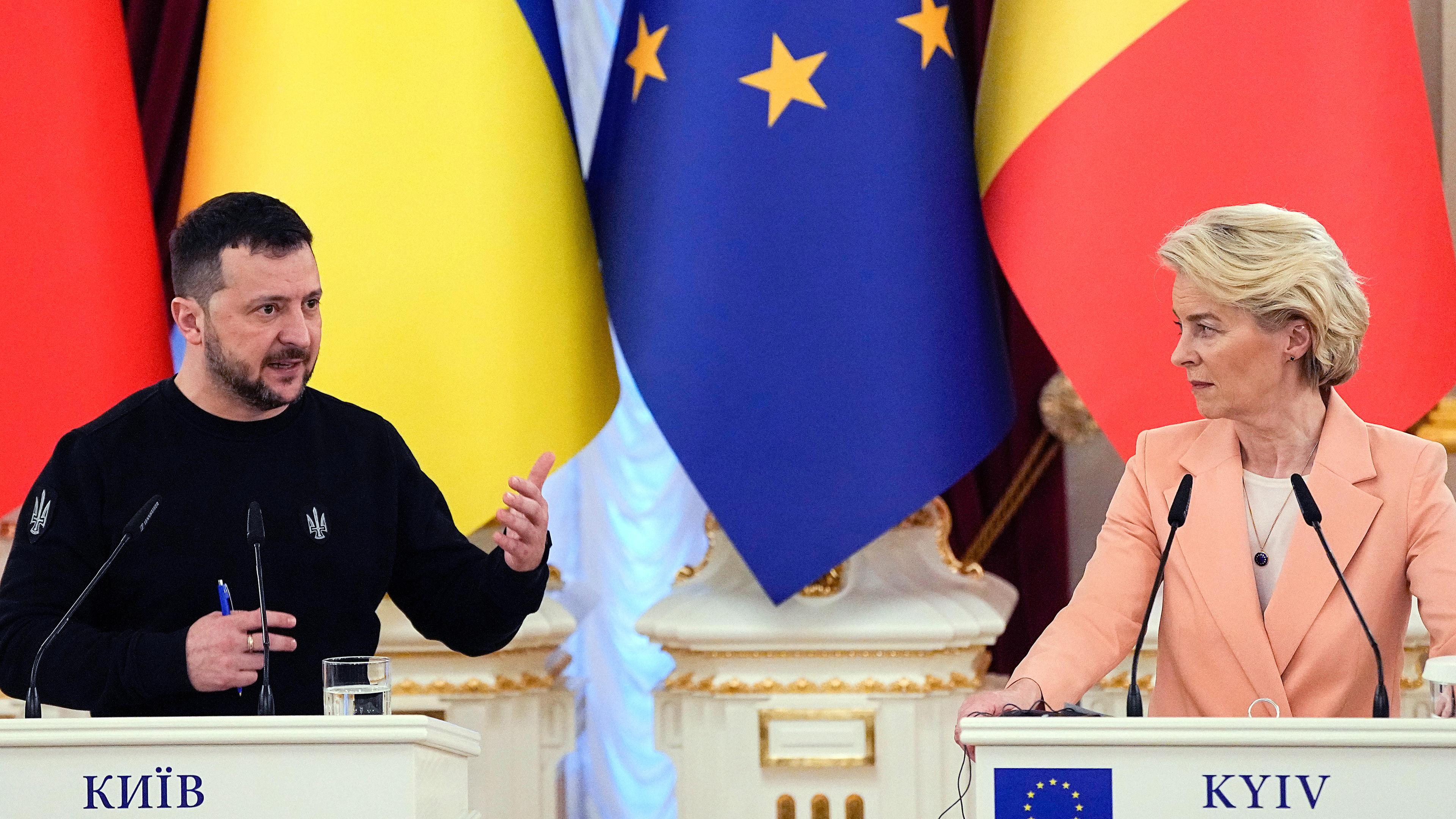 Der ukrainische Präsident Wolodymyr Selenskyj spricht während einer gemeinsamen Pressekonferenz mit EU-Kommissionspräsidentin Ursula von der Leyen im Mariinsky-Palast