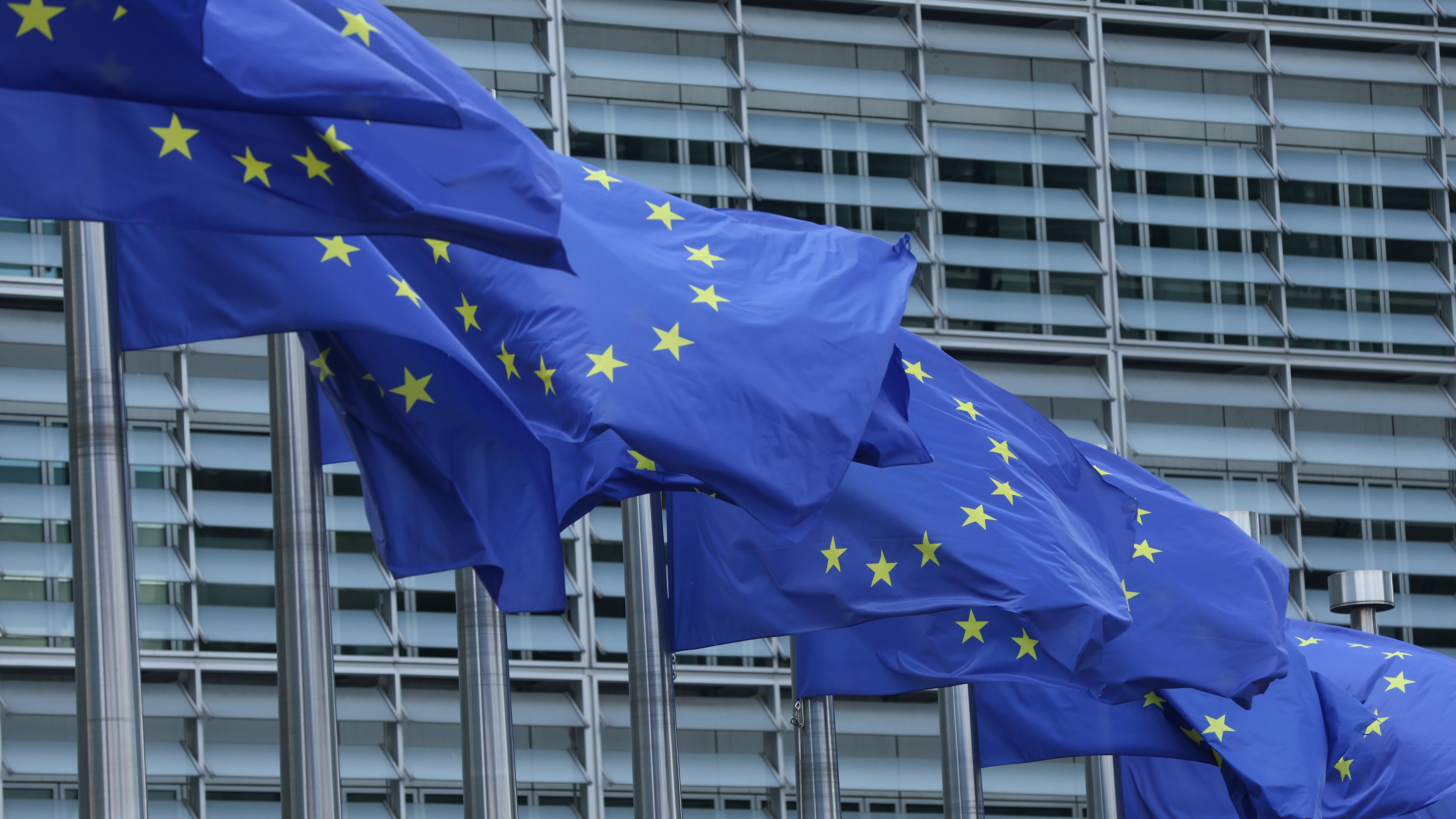 EU-Flaggen im europäischen Viertel in Brüssel.