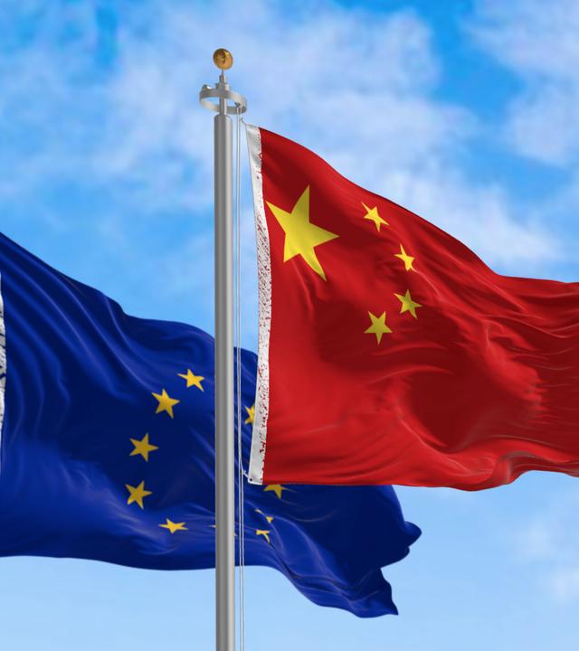 Die Flaggen von China und der Europäischen Union wehen an einem klaren Tag im Wind