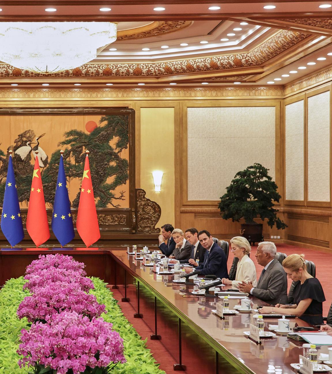  Der chinesische Präsident Xi Jinping (4.v.l) hört dem Präsidenten des Europäischen Rates, António Costa (2.v.r) im Beisein der Präsidentin der Europäischen Kommission, Ursula von der Leyen (3.v.r) und der Leiterin der Außenpolitik der Europäischen Union, Kaja Kallas, bei der Eröffnung des Gipfeltreffens Europäische Union-China zu. 