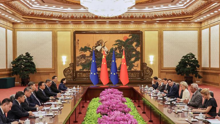  Der chinesische Präsident Xi Jinping (4.v.l) hört dem Präsidenten des Europäischen Rates, António Costa (2.v.r) im Beisein der Präsidentin der Europäischen Kommission, Ursula von der Leyen (3.v.r) und der Leiterin der Außenpolitik der Europäischen Union, Kaja Kallas, bei der Eröffnung des Gipfeltreffens Europäische Union-China zu. 