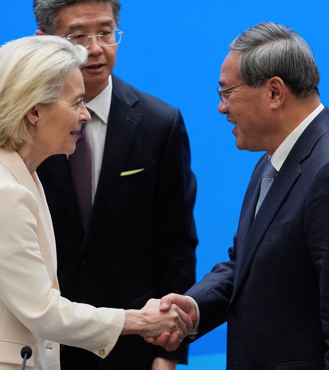 Der chinesische Ministerpräsident Li QiangLi Qiang (r) und die Präsidentin der Europäischen Kommission Ursula von der Leyen schütteln sich die Hände.