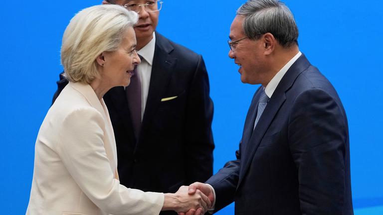 Der chinesische Ministerpräsident Li QiangLi Qiang (r) und die Präsidentin der Europäischen Kommission Ursula von der Leyen schütteln sich die Hände.