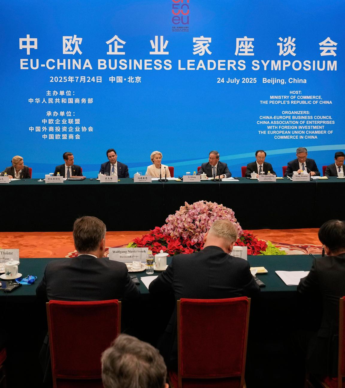 Eine große Halle mit Vertretern der EU und von China. 