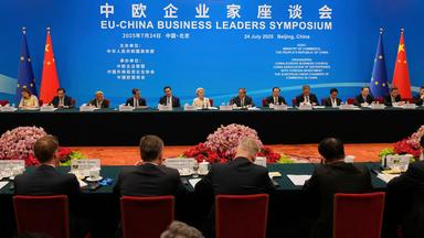 Eine große Halle mit Vertretern der EU und von China. 