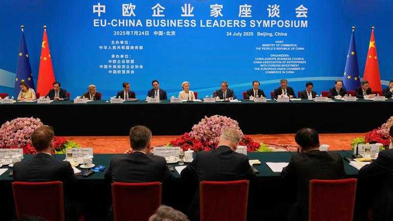 Eine große Halle mit Vertretern der EU und von China. 