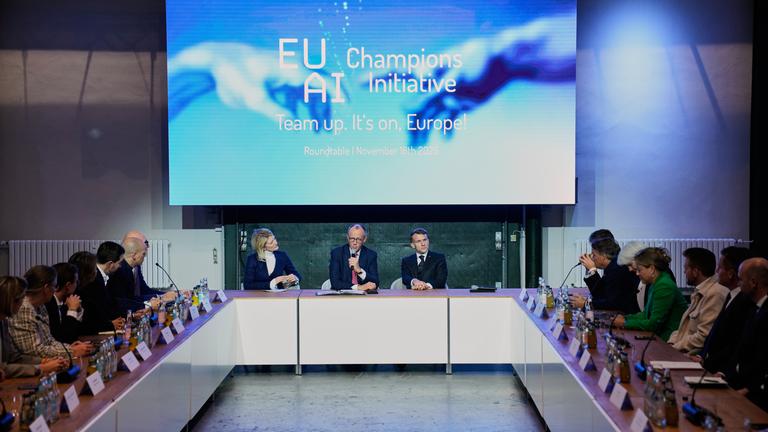 Bundeskanzler Friedrich Merz (M, CDU) und der französische Präsident Emmanuel Macron (M,r) nehmen an einem Treffen mit einer Gruppe von Investoren auf dem Gipfel zur europäischen digitalen Souveränität teil