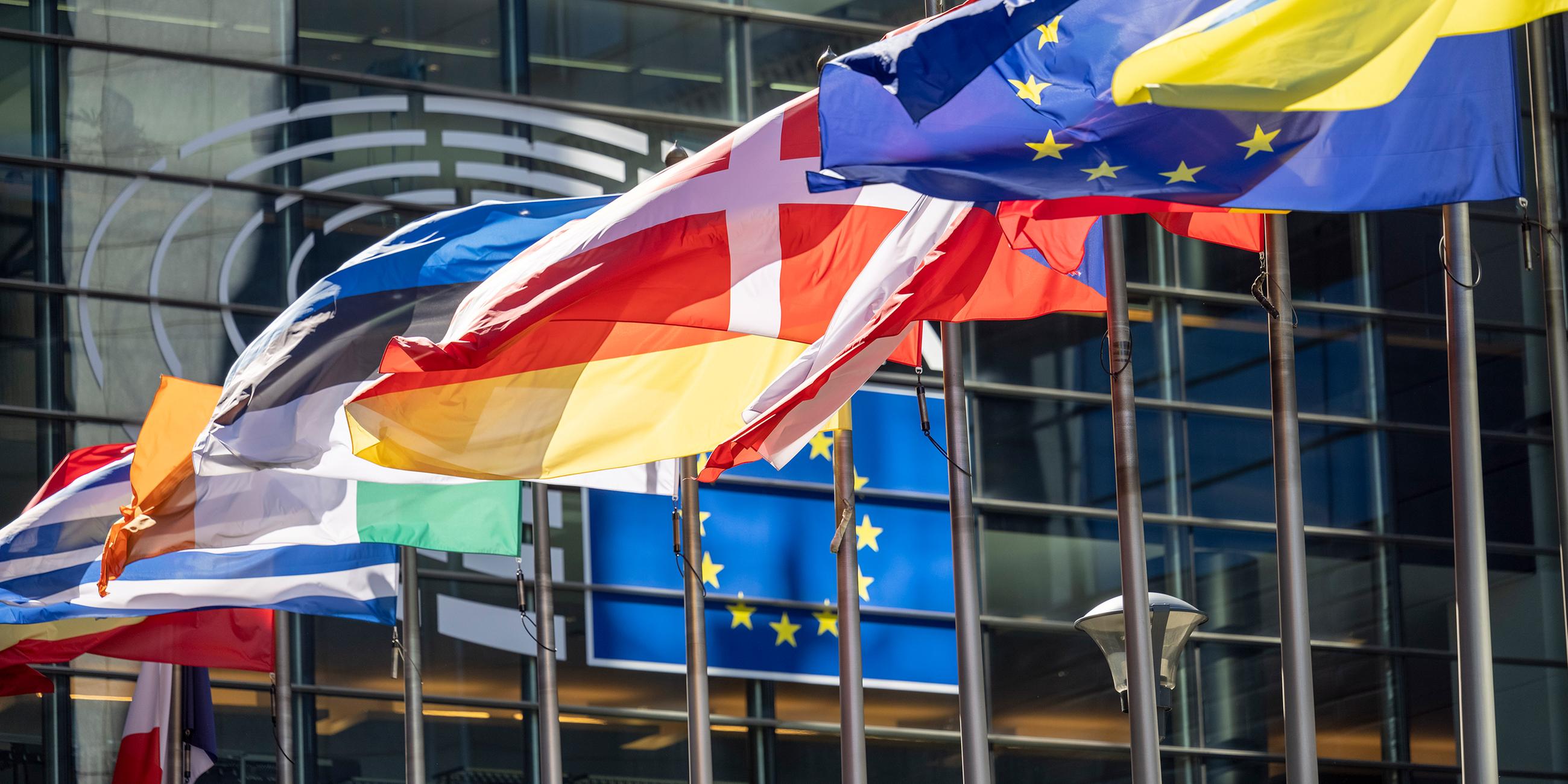 Fahnen der EU-Mitgliedstaaten vor dem Europäischen Parlament in Brüssel