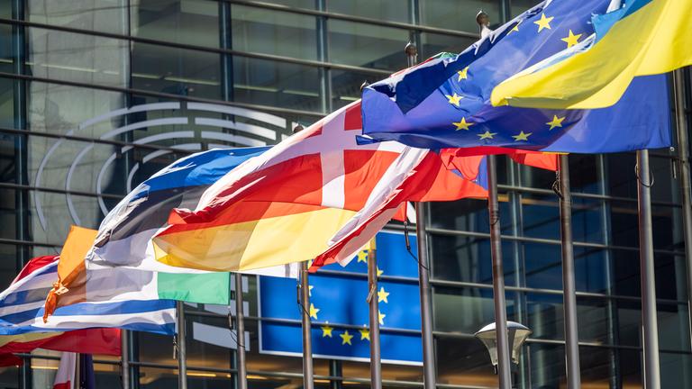 Fahnen der EU-Mitgliedstaaten vor dem Europäischen Parlament in Brüssel
