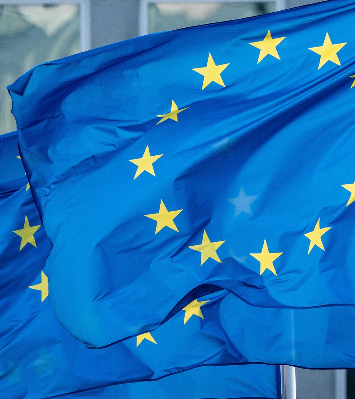 Eine Europäische Flaggen wehen im Zentrum von Brüssel. 