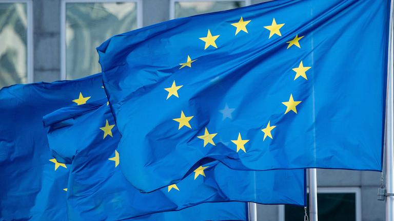 Eine Europäische Flaggen wehen im Zentrum von Brüssel. 