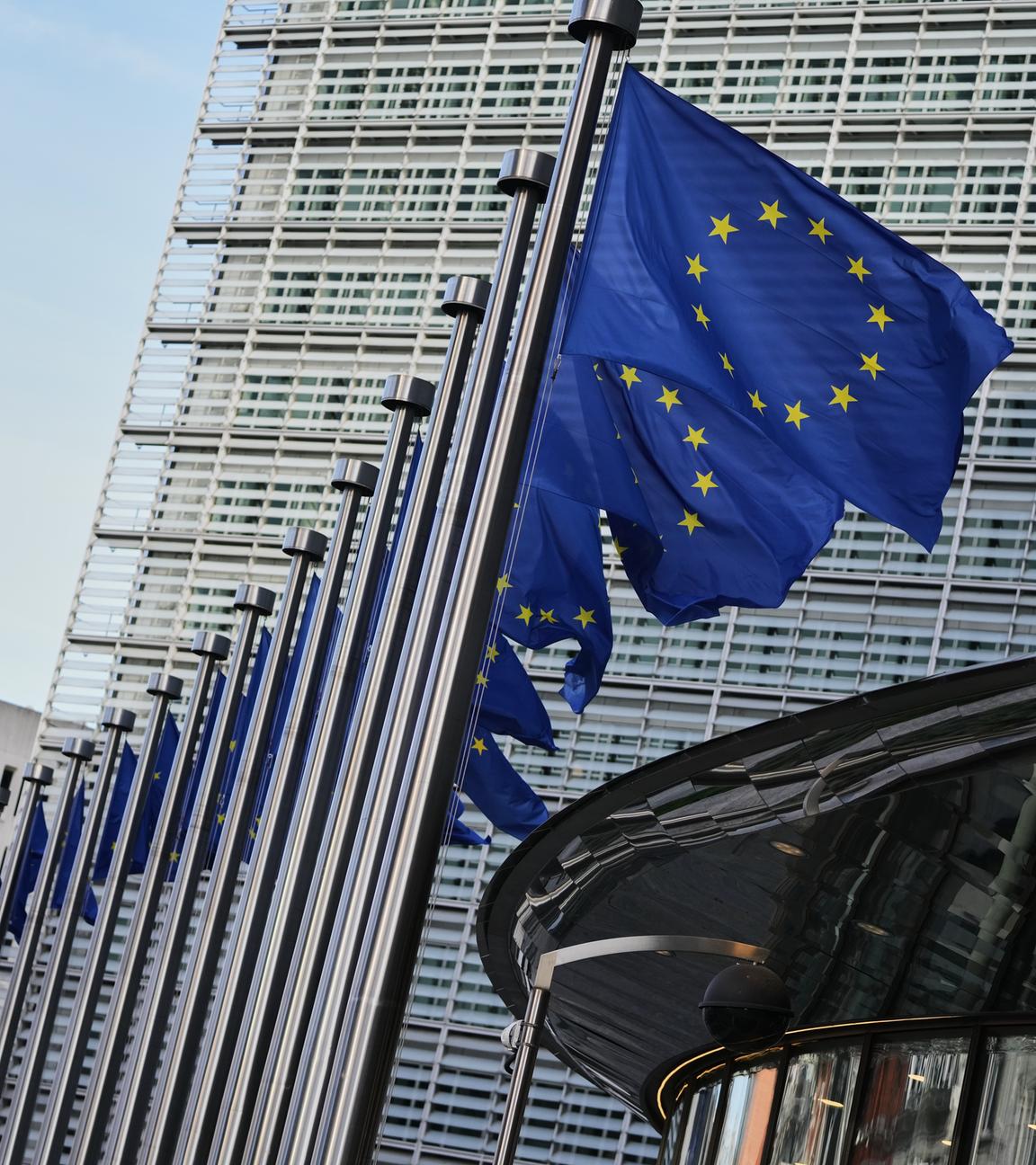 Flaggen der Europäischen Union wehen nach einer Sitzung der EU-Kommission zur EU-Erweiterung vor dem EU-Hauptquartier. 