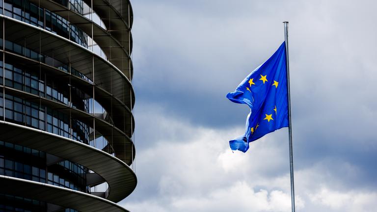 Die Flagge der Europäischen Union weht vor dem Gebäude des Europäischen Parlaments im Wind in Straßburg.