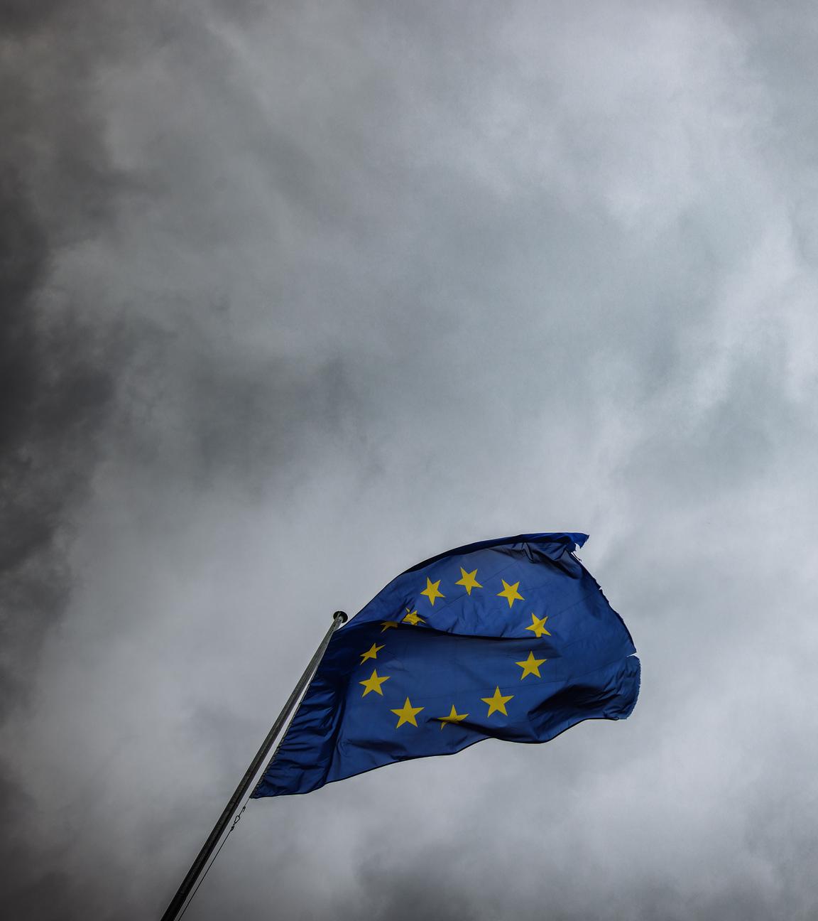 Die Flagge der Europäischen Union weht vor dem Gebäudes des Europäischen Parlaments im Wind