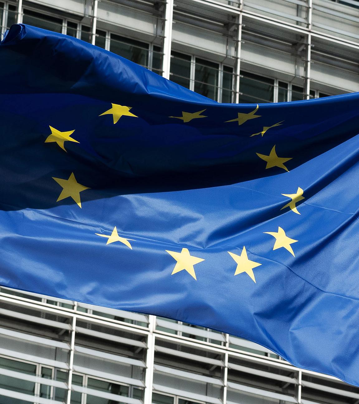 Eine Flagge der Europäischen Union weht im Wind vor dem Berlaymont-Gebäude, dem Sitz der Europäischen Kommission, in Brüssel