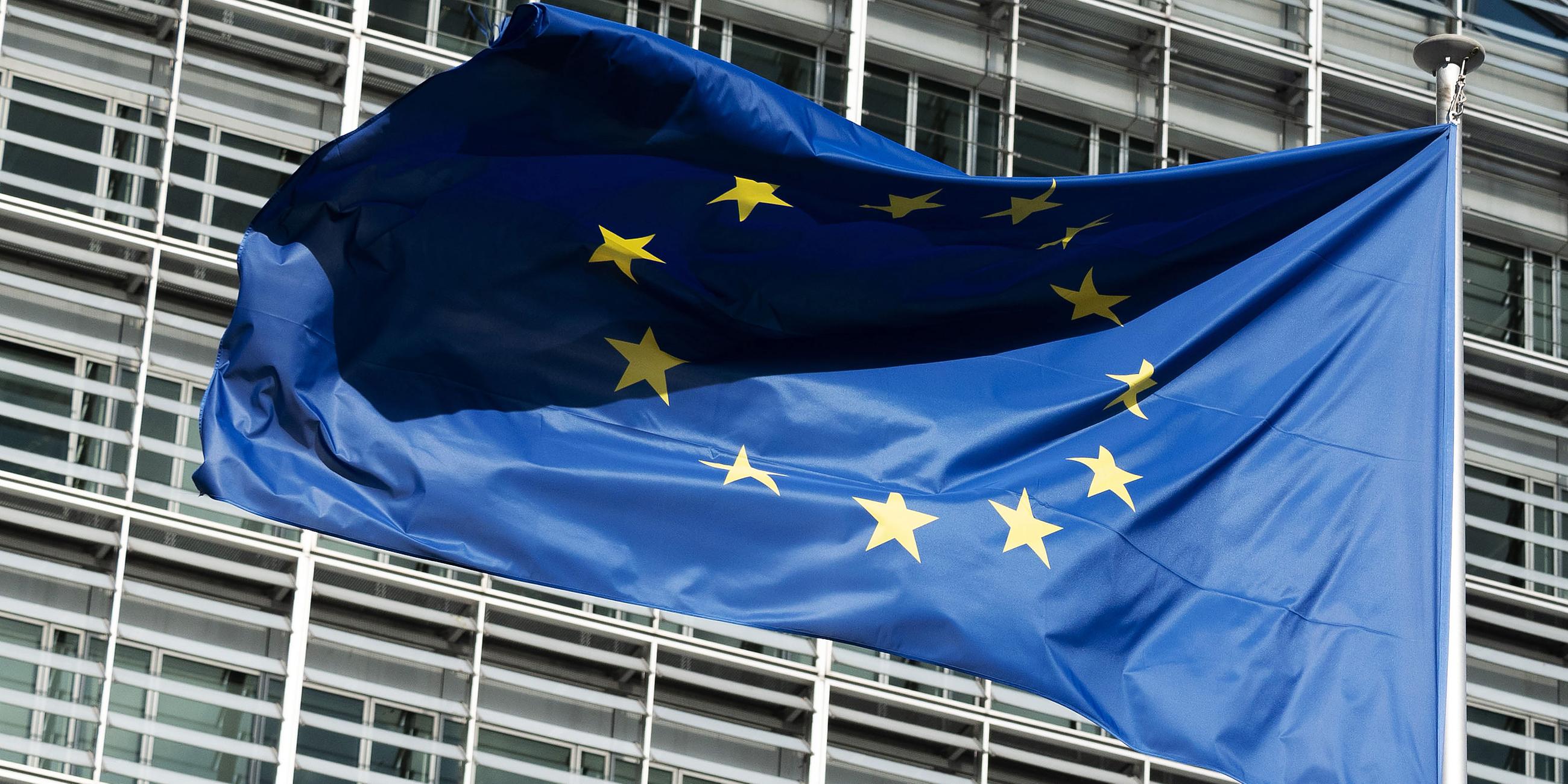 Eine Flagge der Europäischen Union weht im Wind vor dem Berlaymont-Gebäude, dem Sitz der Europäischen Kommission, in Brüssel