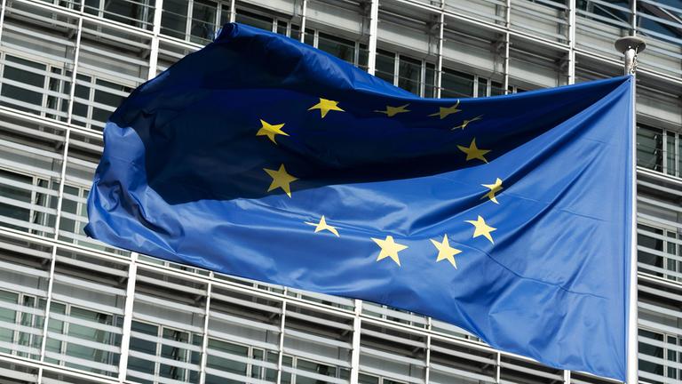 Eine Flagge der Europäischen Union weht im Wind vor dem Berlaymont-Gebäude, dem Sitz der Europäischen Kommission, in Brüssel