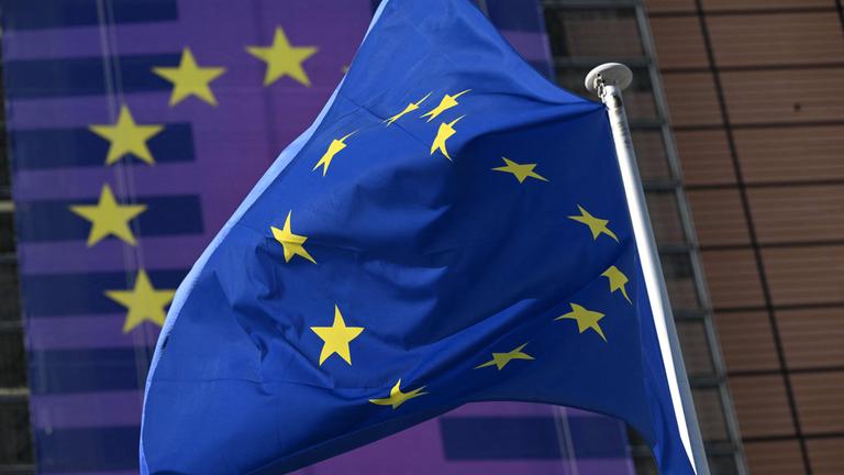 Die EU-Flagge weht vor dem Gebäude der EU-Kommission am 18.03.2026 in Brüssel.