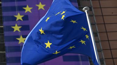 Die europäische Flagge weht am 18.03.2026 vor dem Hauptsitz der EU-Kommission in Brüssel.