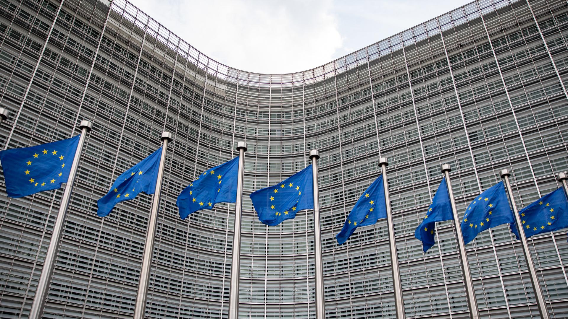 Europaflaggen hängen vor dem Berlaymont-Gebäude in Brüssel