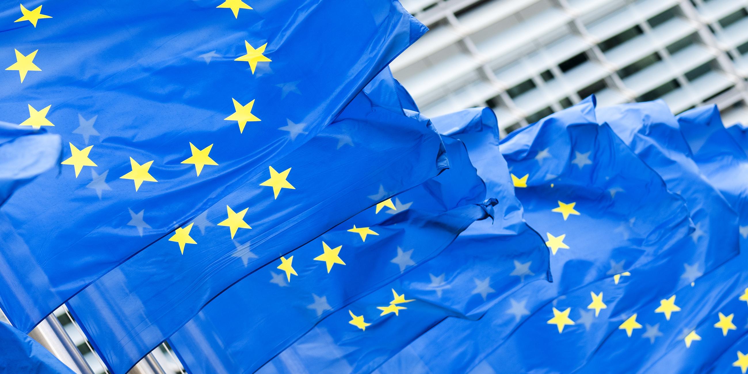 EU-Flaggen vor einem Gebäude der EU im Rahmen eines EU-Gipfels der Staats- und Regierungschefs in Brüssel. 
