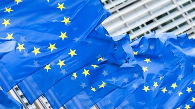 EU-Flaggen vor einem Gebäude der EU im Rahmen eines EU-Gipfels der Staats- und Regierungschefs in Brüssel. 