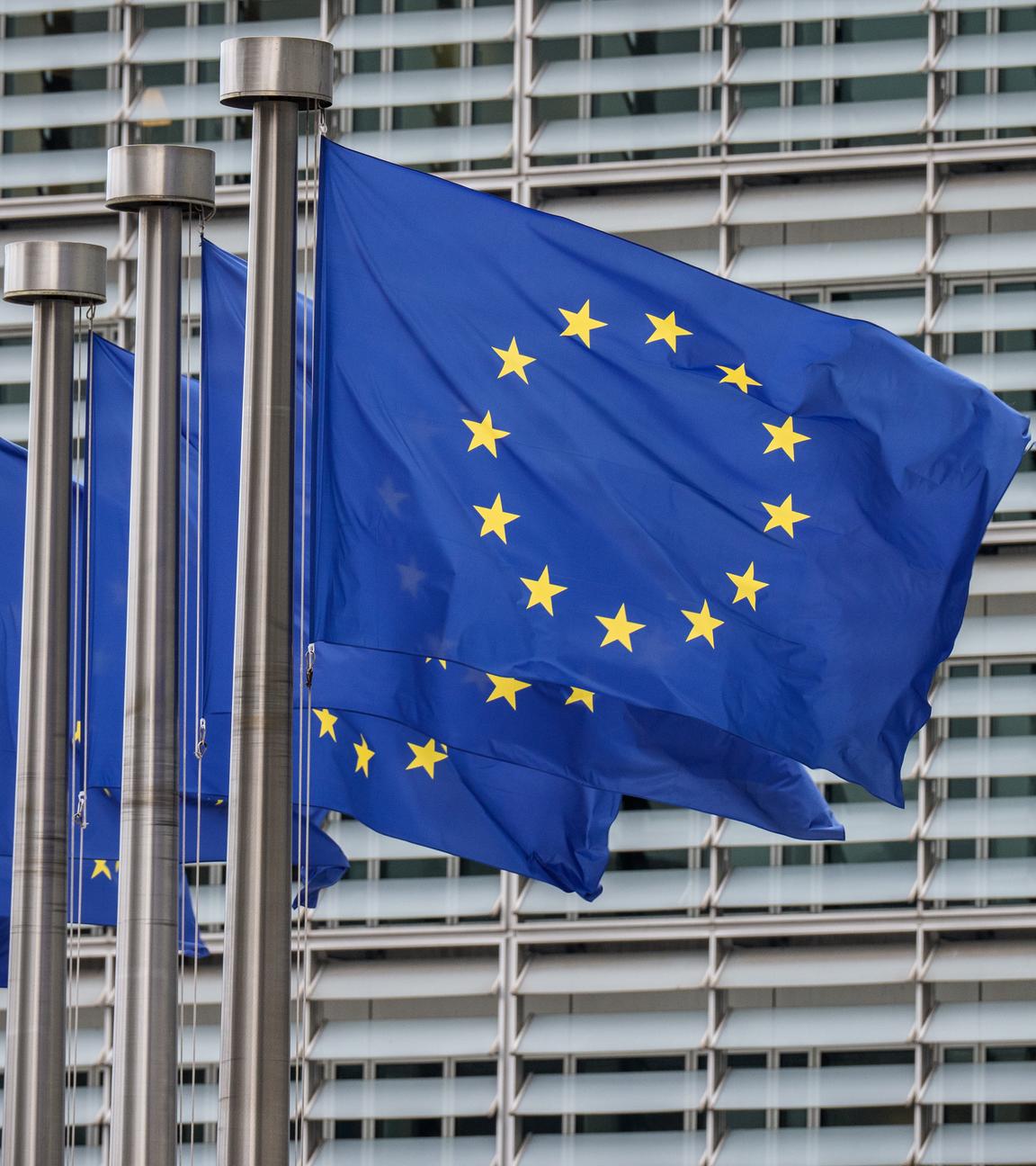 EU-Fahnen wehen vor dem Gebäude EU-Kommission. 