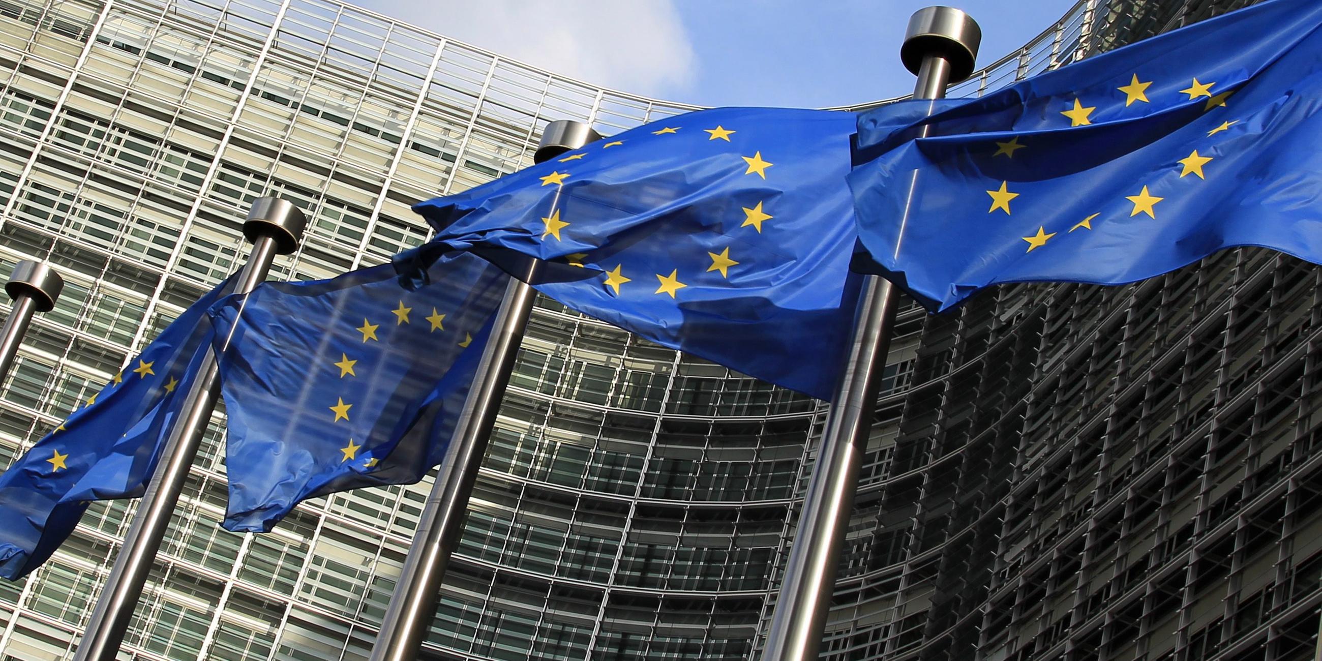 Wehende Flaggen der EU vor dem Berlaymont-Gebäude in Brüssel