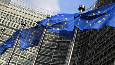 Wehende Flaggen der EU vor dem Berlaymont-Gebäude in Brüssel