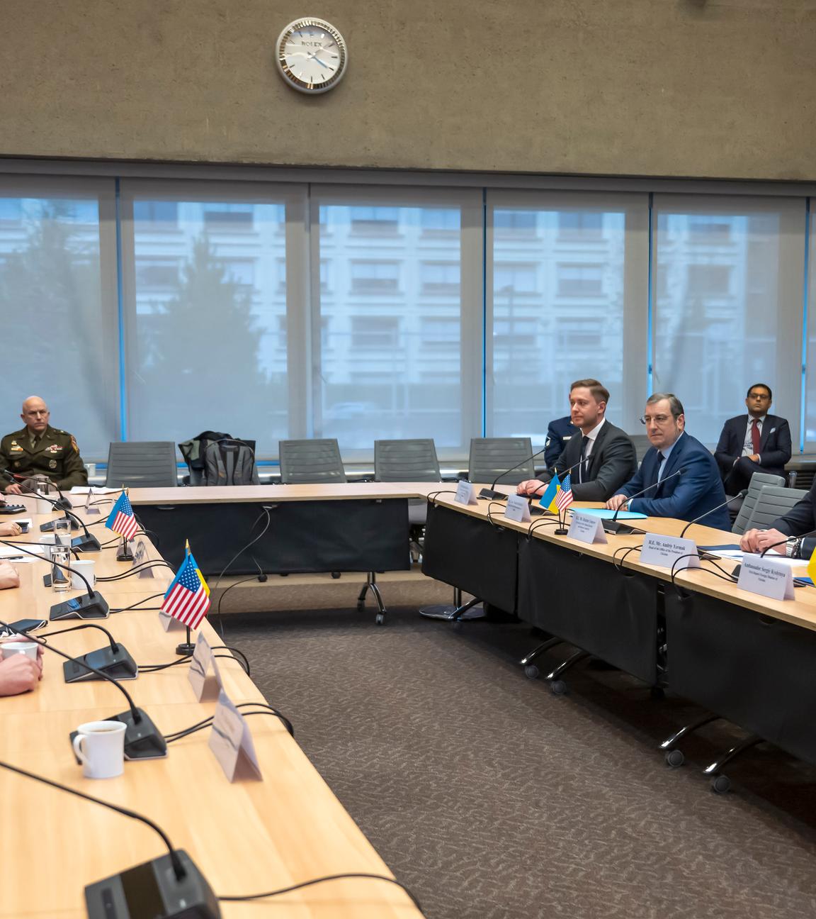 23.11.2025, Schweiz, Genf: US-Außenminister Marco Rubio (2.v.l) und Andrij Jermak (2.v.r), Leiter des Präsidialamts der Ukraine, zu Beginn ihrer Gespräche in der US-Vertretung in Genf.