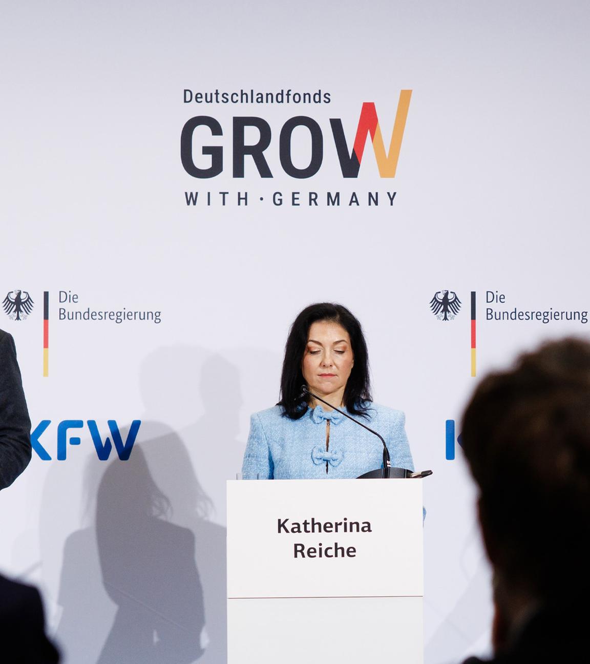 Deutschlands Finanzminister Lars Klingbeil spricht neben Wirtschaftsministerin Katherina Reiche und KfW-Chef Stefan Wintels bei der Vorstellung des Deutschlandfonds in Berlin.