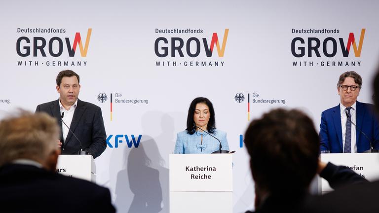 Deutschlands Finanzminister Lars Klingbeil spricht neben Wirtschaftsministerin Katherina Reiche und KfW-Chef Stefan Wintels bei der Vorstellung des Deutschlandfonds in Berlin.