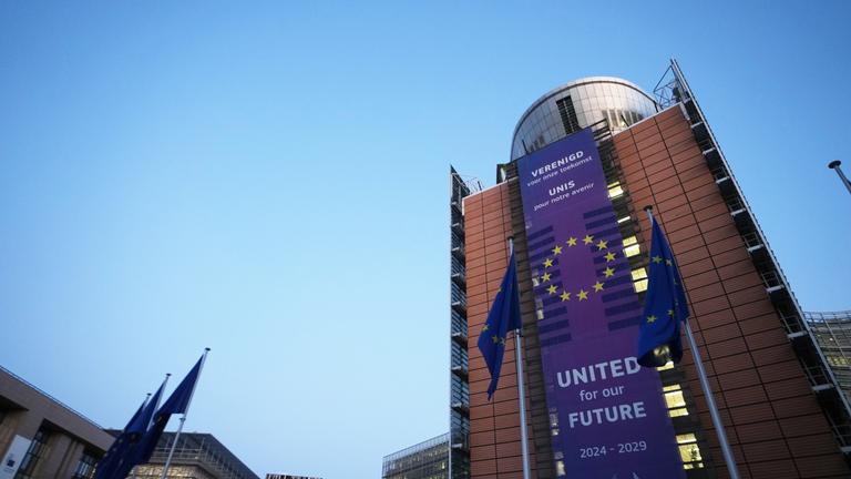  Die Flaggen der Europäischen Union flattern im Wind vor dem EU-Hauptquartier während des EU-Gipfels.