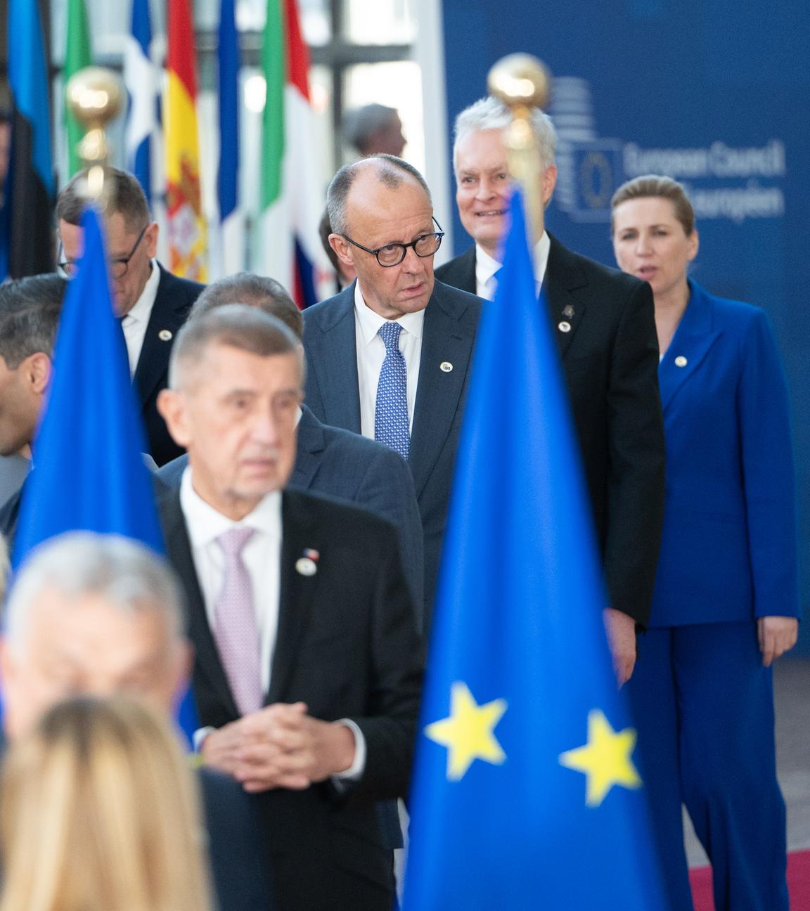 Bundeskanzler Friedrich Merz (3.v.r.) kommt am Rande des EU-Gipfel mit Vertretern der EU und anderen Staats- und Regierungschefs zum Gruppenbild.