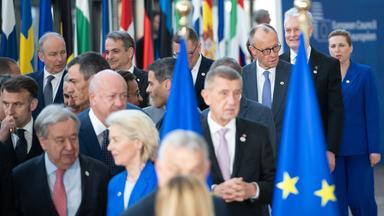 Bundeskanzler Friedrich Merz (3.v.r.) kommt am Rande des EU-Gipfel mit Vertretern der EU und anderen Staats- und Regierungschefs zum Gruppenbild.