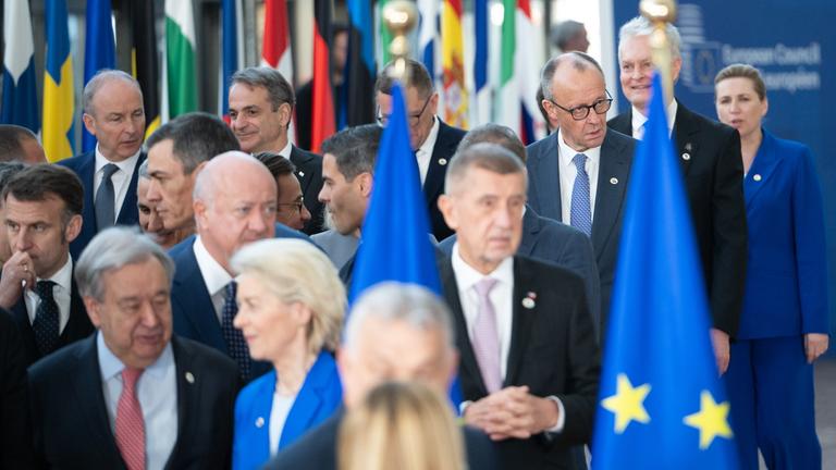 Bundeskanzler Friedrich Merz (3.v.r.) kommt am Rande des EU-Gipfel mit Vertretern der EU und anderen Staats- und Regierungschefs zum Gruppenbild.