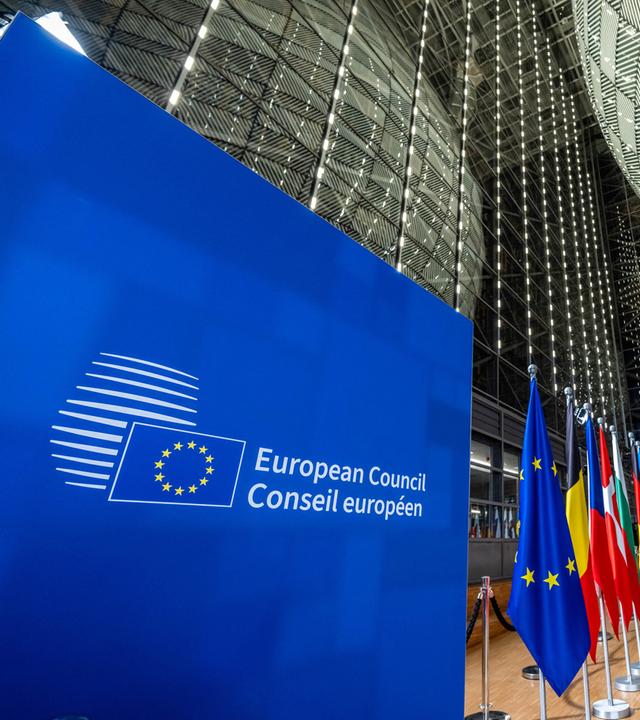Das Logo des Europäischen Rat steht vor dem EU-Gipfel an der Wand. 