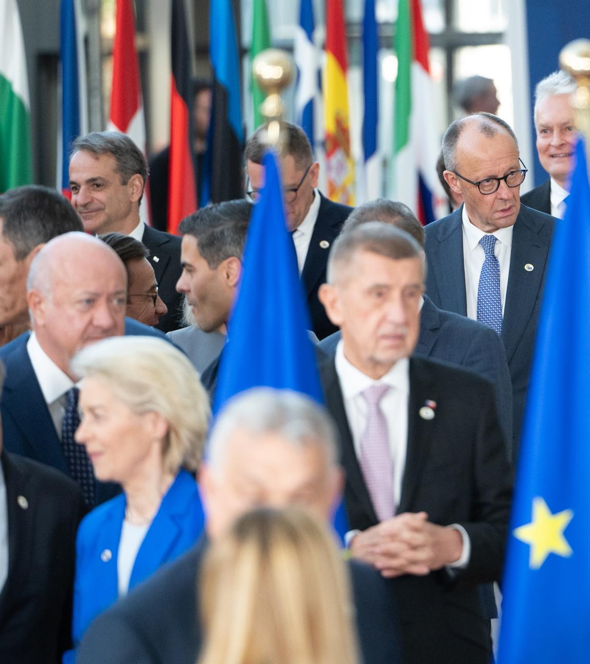 Bundeskanzler Friedrich Merz (3.v.r., CDU) kommt am Rande des EU-Gipfel mit Vertretern der EU und anderen Staats- und Regierungschefs zum Gruppenbild
