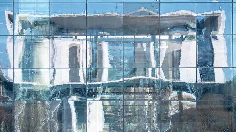 Das Kanzleramt spiegelt sich in der Fassade des Paul-Löbe-Hauses vor einem Treffen der Parteichefs der Union und der SPD. Die Spitzenvertreter der Parteien wollen im Kanzleramt mit Bundeskanzler Scholz über das weitere Vorgehen zu einem möglichen Sondervermögen beraten
