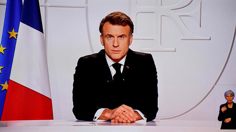 Dieses Foto vom 5. März 2025 zeigt einen Fernsehbildschirm, auf dem Frankreichs Präsident Emmanuel Macron bei einem Live-Interview im französischen Fernsehen im Präsidentenpalast Elysee in Paris zu sehen ist. Emmanuel Macron kündigte am 5. März 2025 an, dass Frankreich nächste Woche in Paris die Stabschefs der Länder versammeln wird, die bereit sind, einen zukünftigen Frieden in der Ukraine zu garantieren.