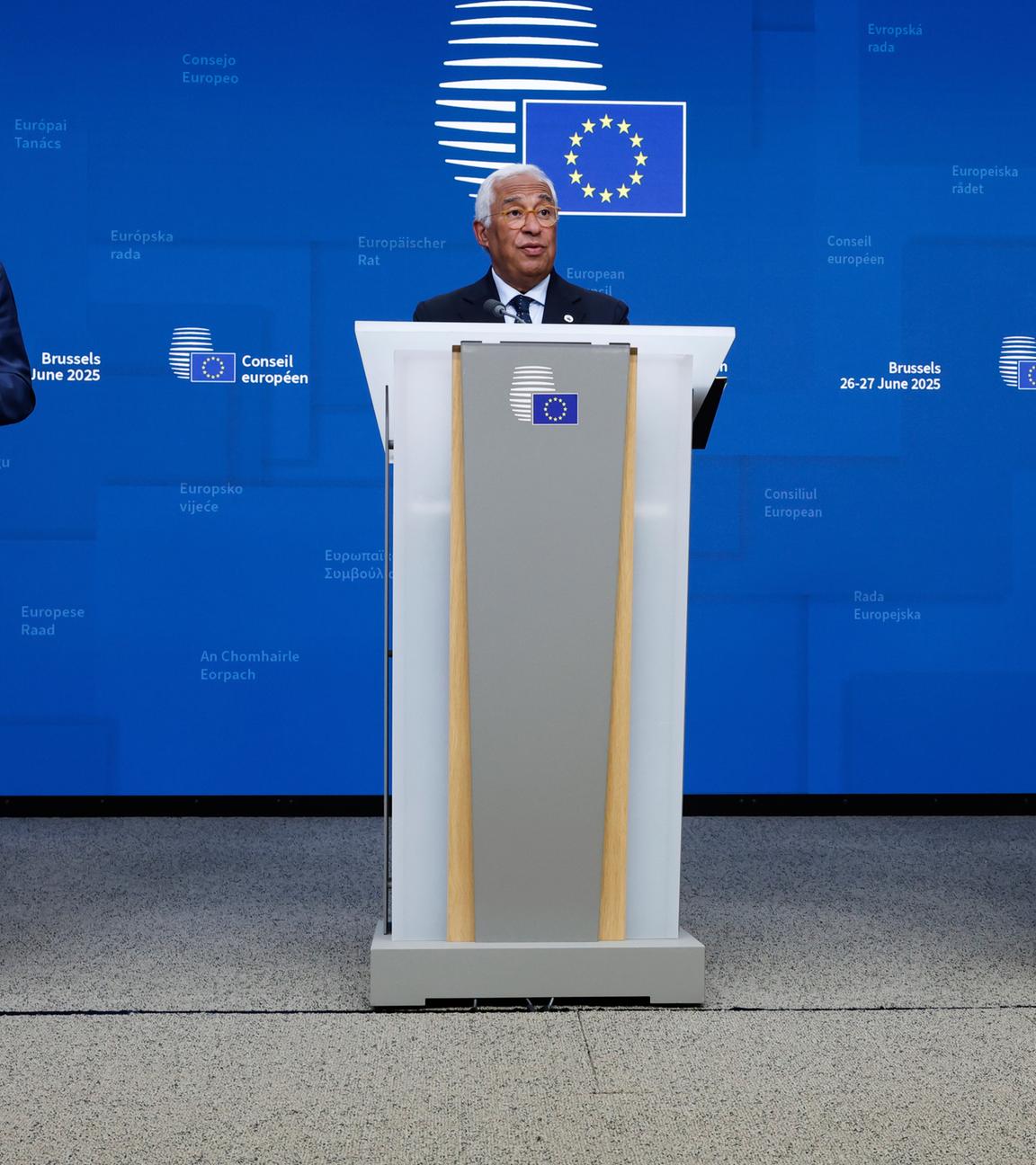 Der polnische Ministerpräsident Donald Tusk (l-r), der Präsident des Europäischen Rates Antonio Costa und die Präsidentin der Europäischen Kommission Ursula von der Leyen sprechen bei einer Medienkonferenz anlässlich eines EU-Gipfels.