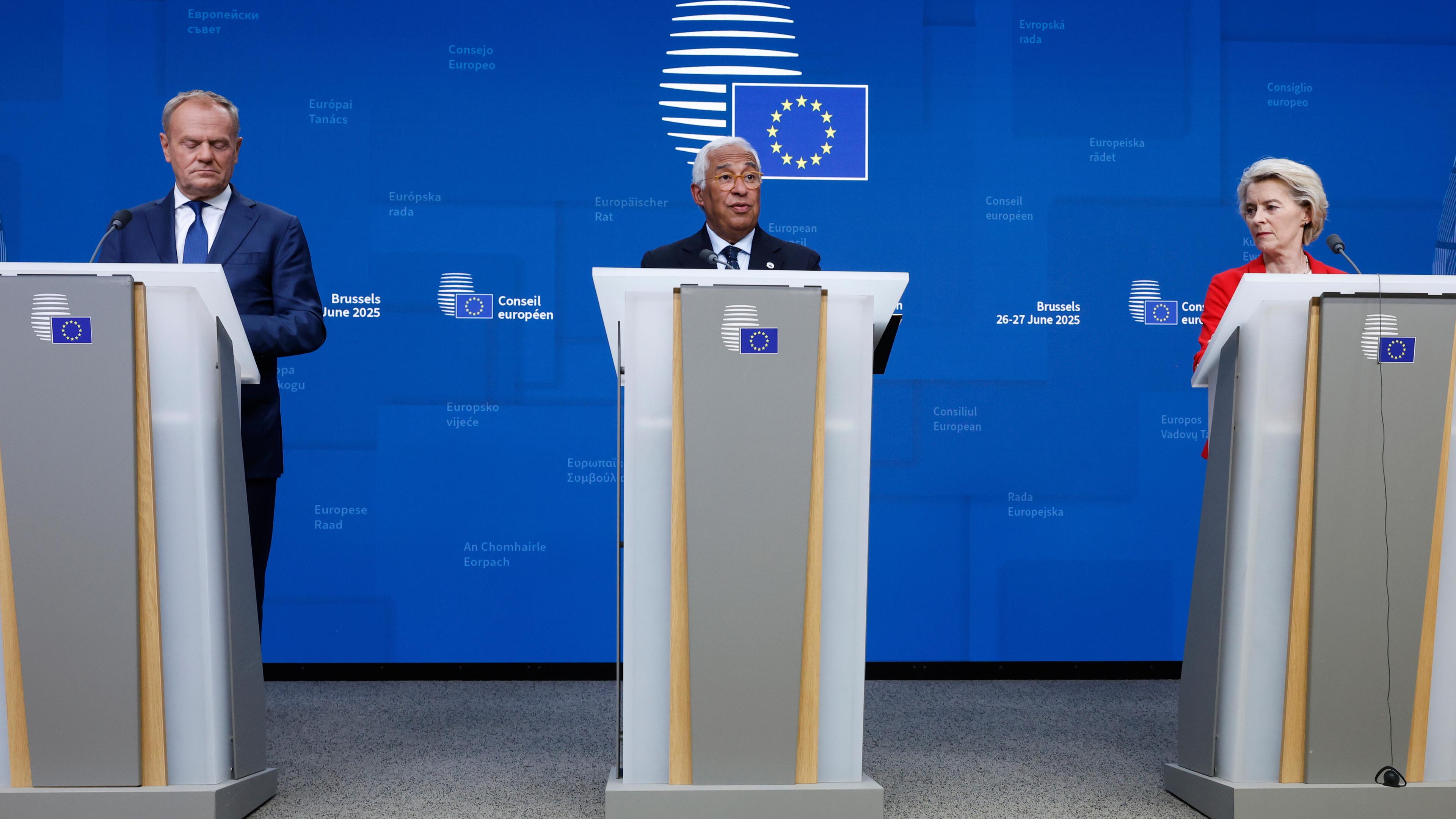 Der polnische Ministerpräsident Donald Tusk (l-r), der Präsident des Europäischen Rates Antonio Costa und die Präsidentin der Europäischen Kommission Ursula von der Leyen sprechen bei einer Medienkonferenz anlässlich eines EU-Gipfels.