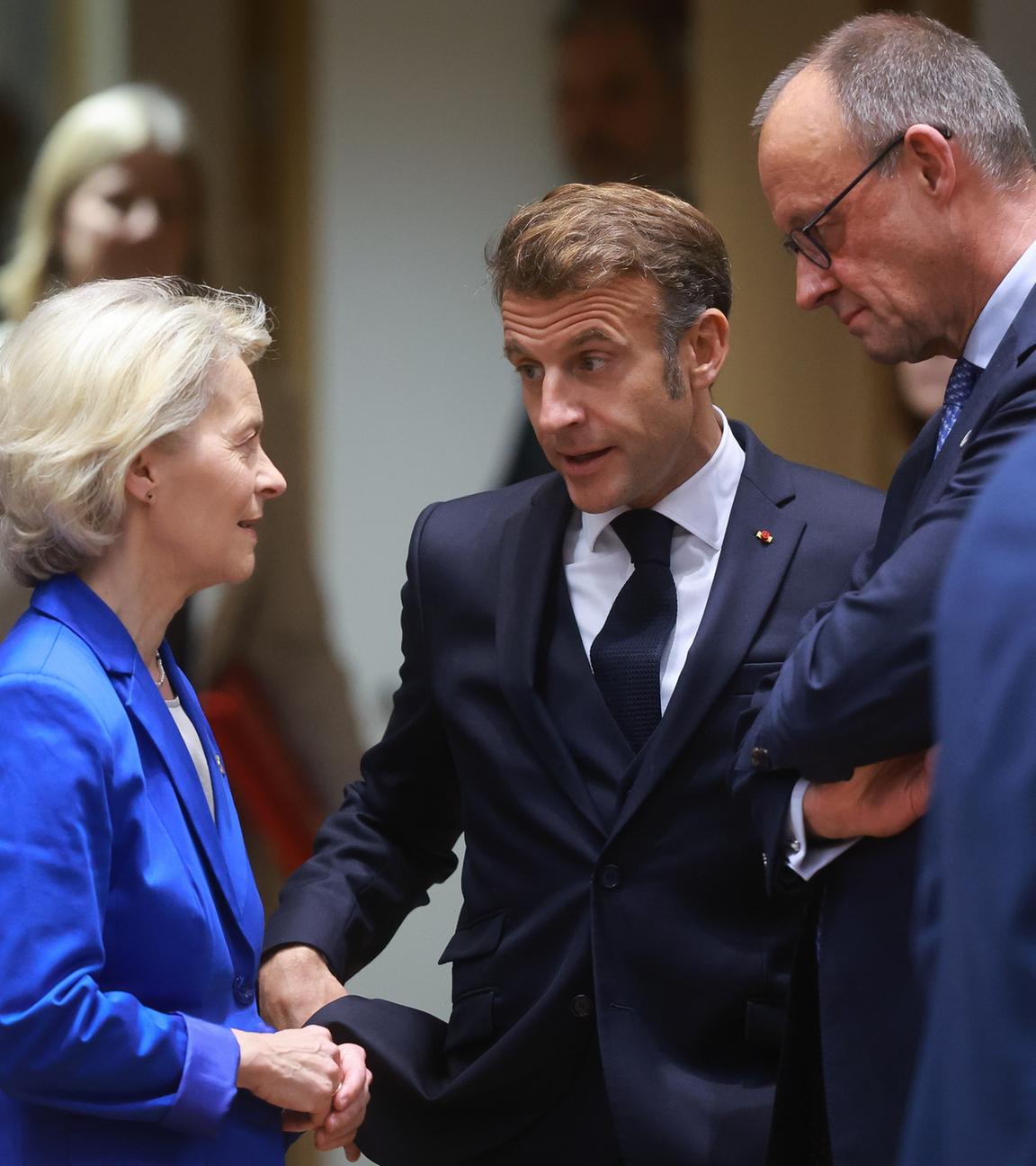 Ursula von der Leyen (links), Emmanuel Macron (mittig) und Friedrich Merz (rechts) im Gespräch miteinander.