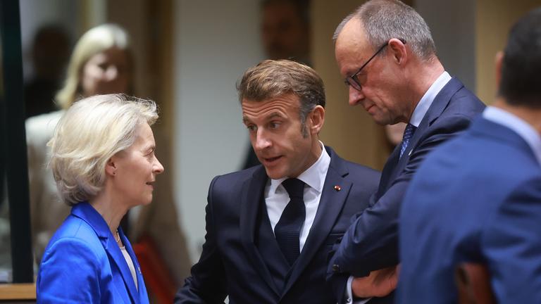 Ursula von der Leyen (links), Emmanuel Macron (mittig) und Friedrich Merz (rechts) im Gespräch miteinander.