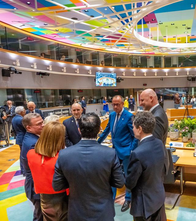 Vertreterinnen und Vertreter des EU-Gipfels im Gesprächssaal