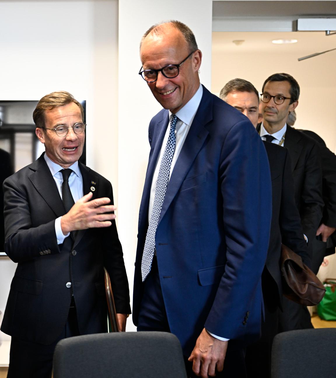  Kristen Michal, Ulf Kristersson und Friedrich Merz bei einem Treffen während des Gipfels der Staats- und Regierungschefs der EU in Brüssel, Belgien, 26.06.2025.